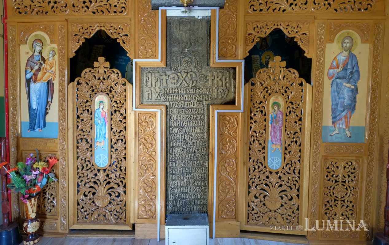 Crucea de la Coslogeni, care s-a făcut ușă de altar 199846