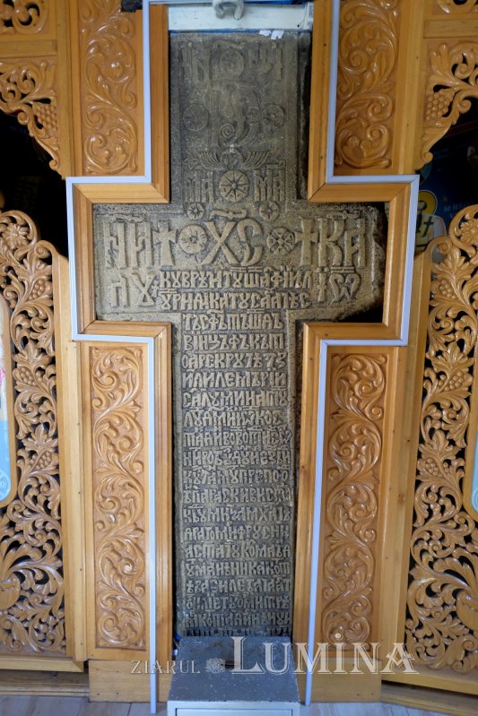 Crucea de la Coslogeni, care s-a făcut ușă de altar 199847