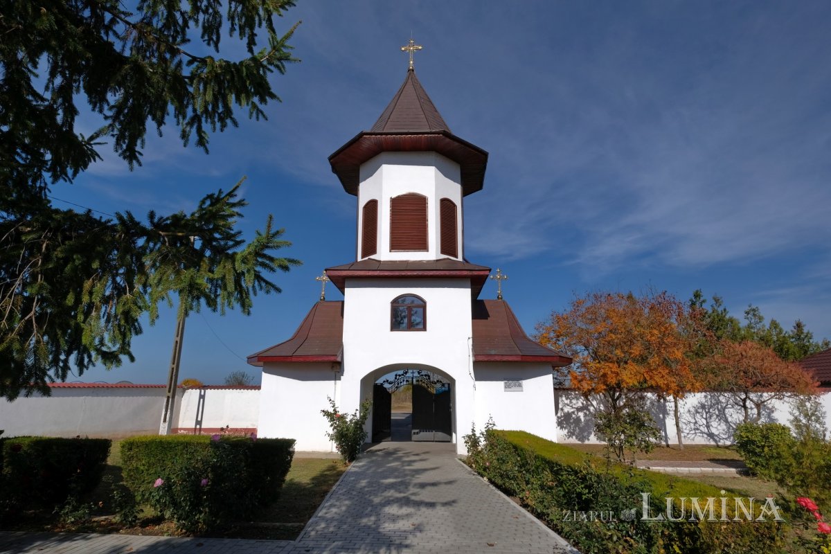 Crucea de la Coslogeni, care s-a făcut ușă de altar 199850