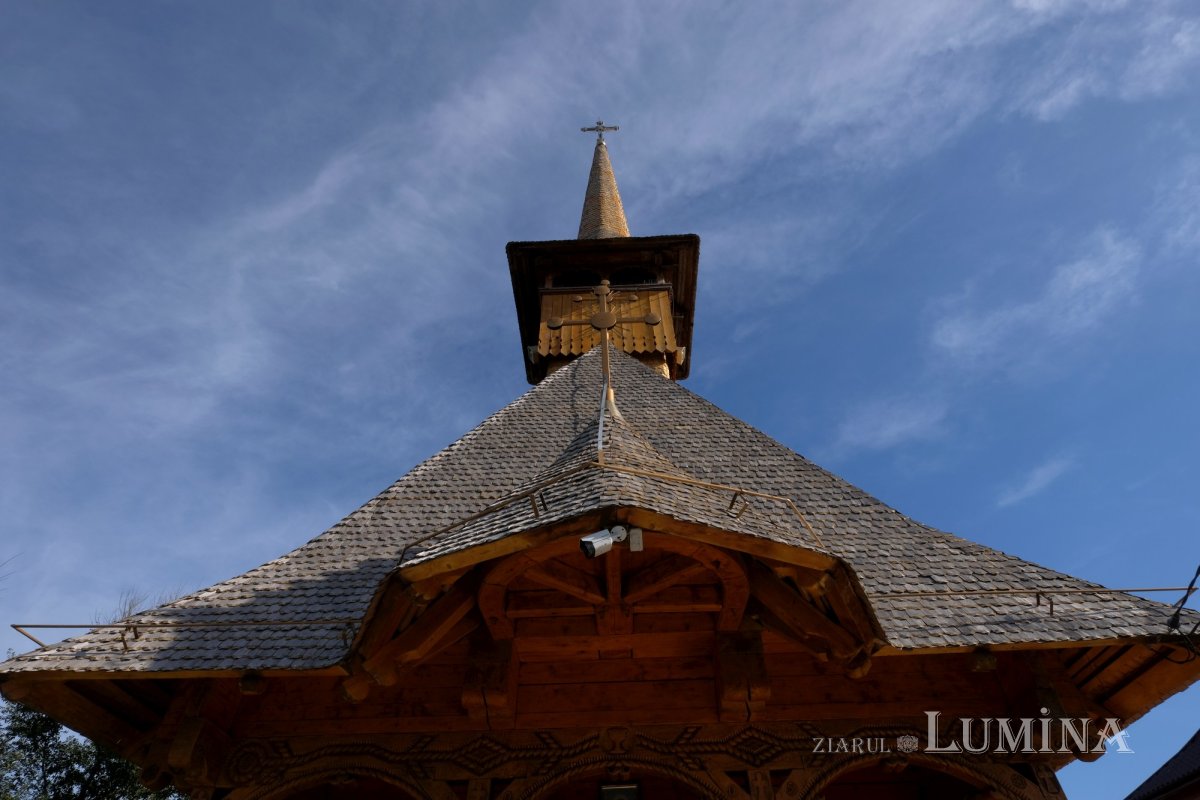 Crucea de la Coslogeni, care s-a făcut ușă de altar 199855