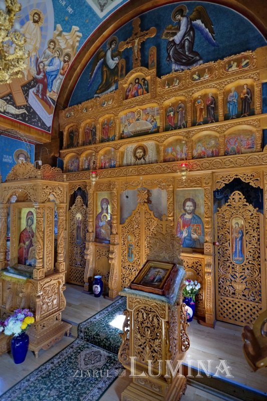 Crucea de la Coslogeni, care s-a făcut ușă de altar 199856