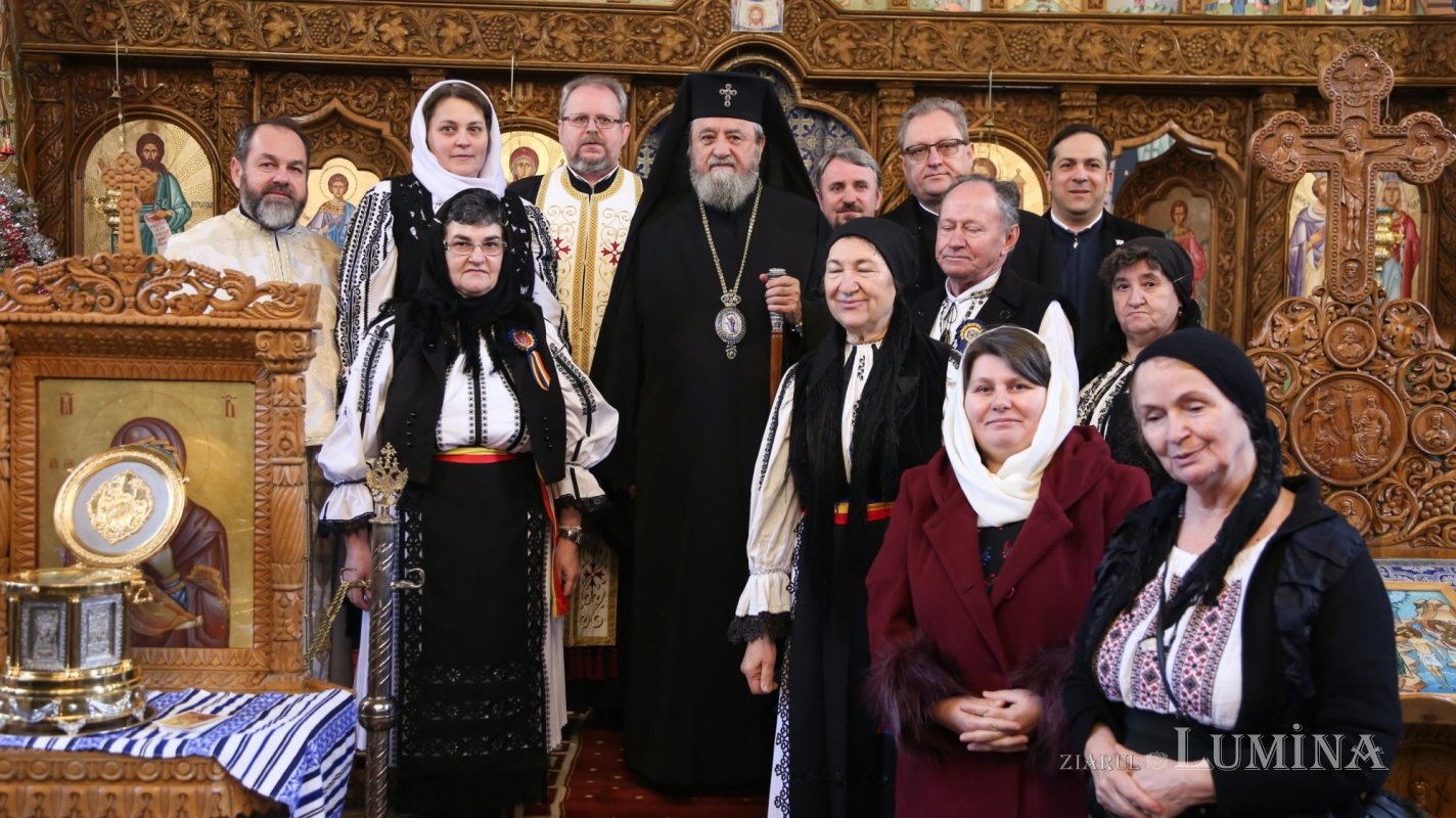 Liturghie arhierească la Biserica „Sfinţii Împăraţi Constantin şi Elena” din Sibiu 200382