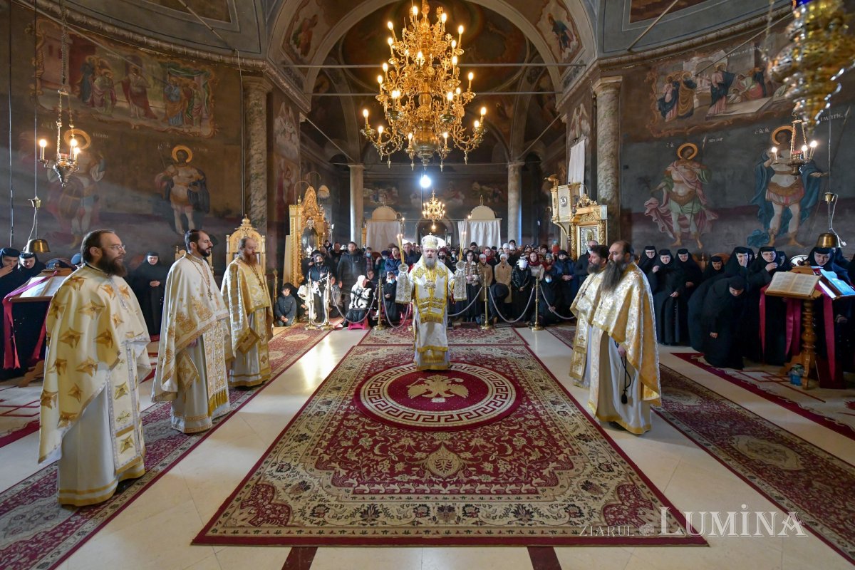 O nouă raclă pentru moaștele Sfântului Irodion de la Lainici, la Mănăstirea Pasărea 202711