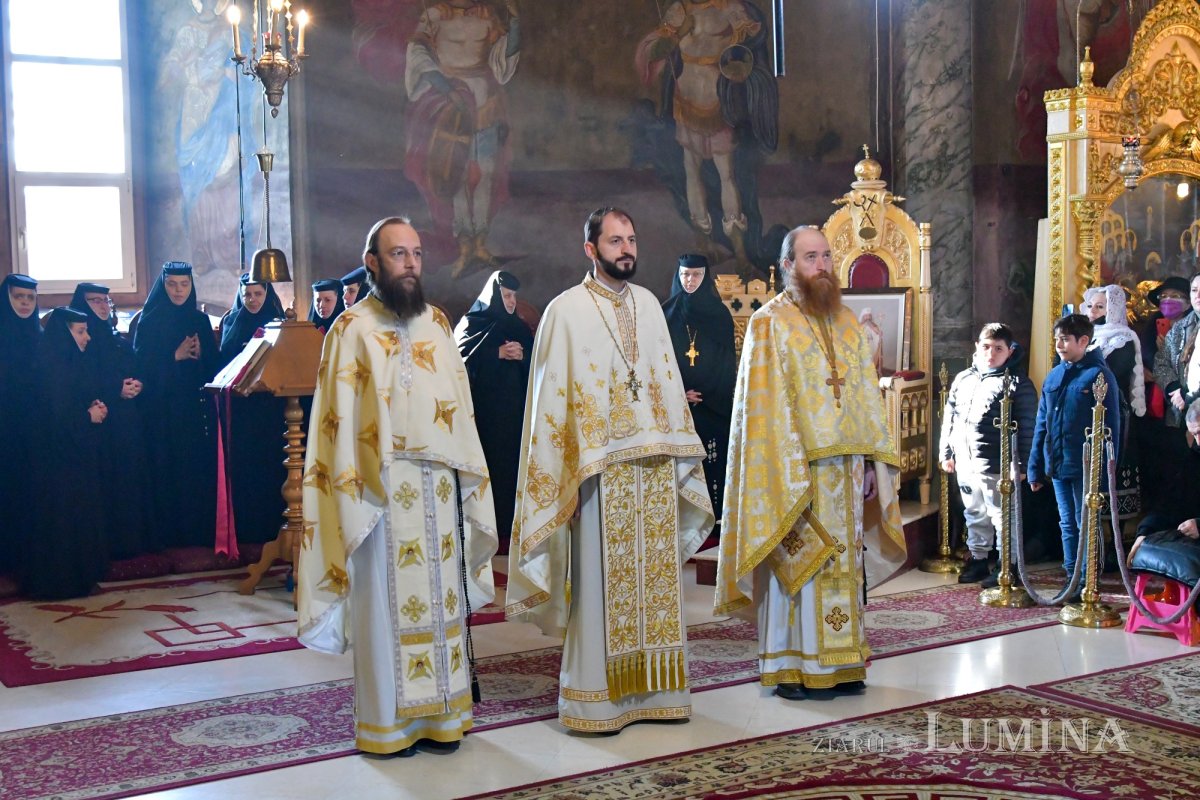 O nouă raclă pentru moaștele Sfântului Irodion de la Lainici, la Mănăstirea Pasărea 202713