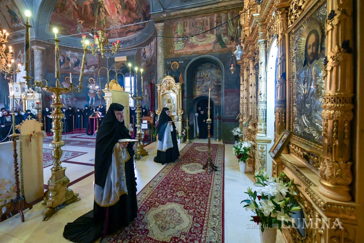 O nouă raclă pentru moaștele Sfântului Irodion de la Lainici, la Mănăstirea Pasărea 202718