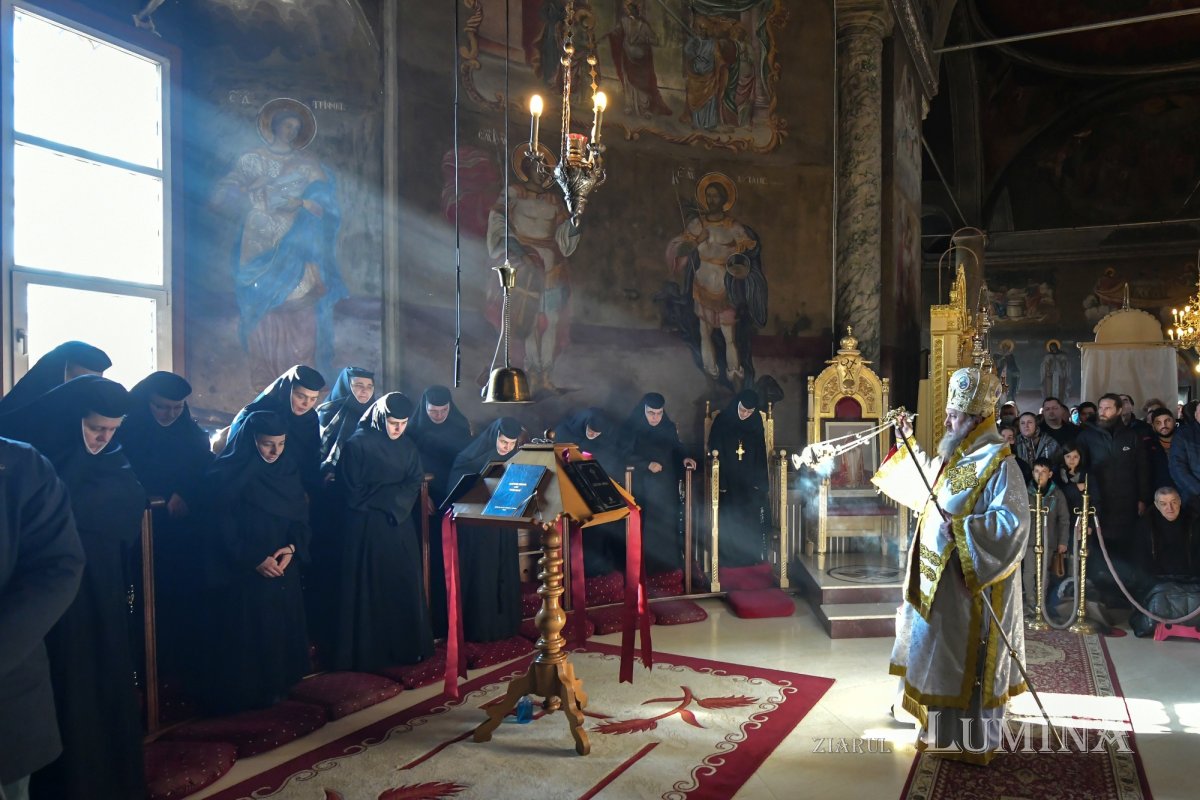 O nouă raclă pentru moaștele Sfântului Irodion de la Lainici, la Mănăstirea Pasărea 202731