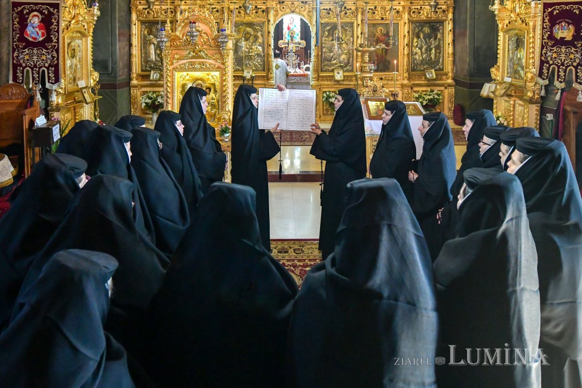 O nouă raclă pentru moaștele Sfântului Irodion de la Lainici, la Mănăstirea Pasărea 202737