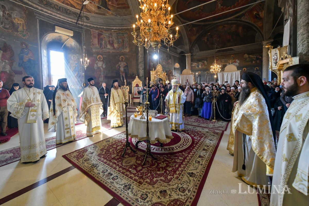 O nouă raclă pentru moaștele Sfântului Irodion de la Lainici, la Mănăstirea Pasărea 202738