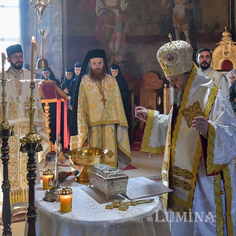 O nouă raclă pentru moaștele Sfântului Irodion de la Lainici, la Mănăstirea Pasărea 202743