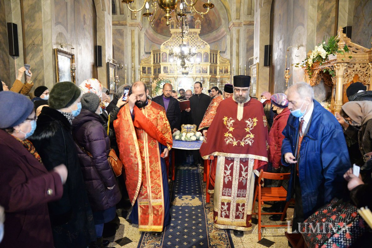 Procesiune cu moaștele sfântului ocrotitor la un lăcaș bucureștean 203068