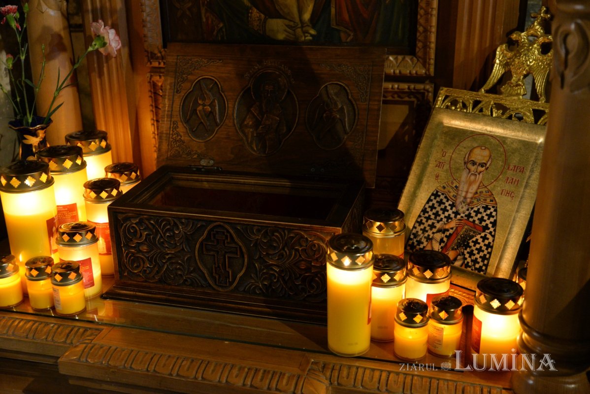 Procesiune cu moaștele sfântului ocrotitor la un lăcaș bucureștean 203070
