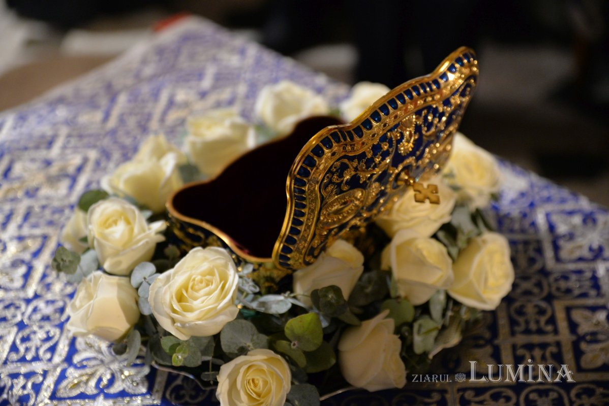 Procesiune cu moaștele sfântului ocrotitor la un lăcaș bucureștean 203074