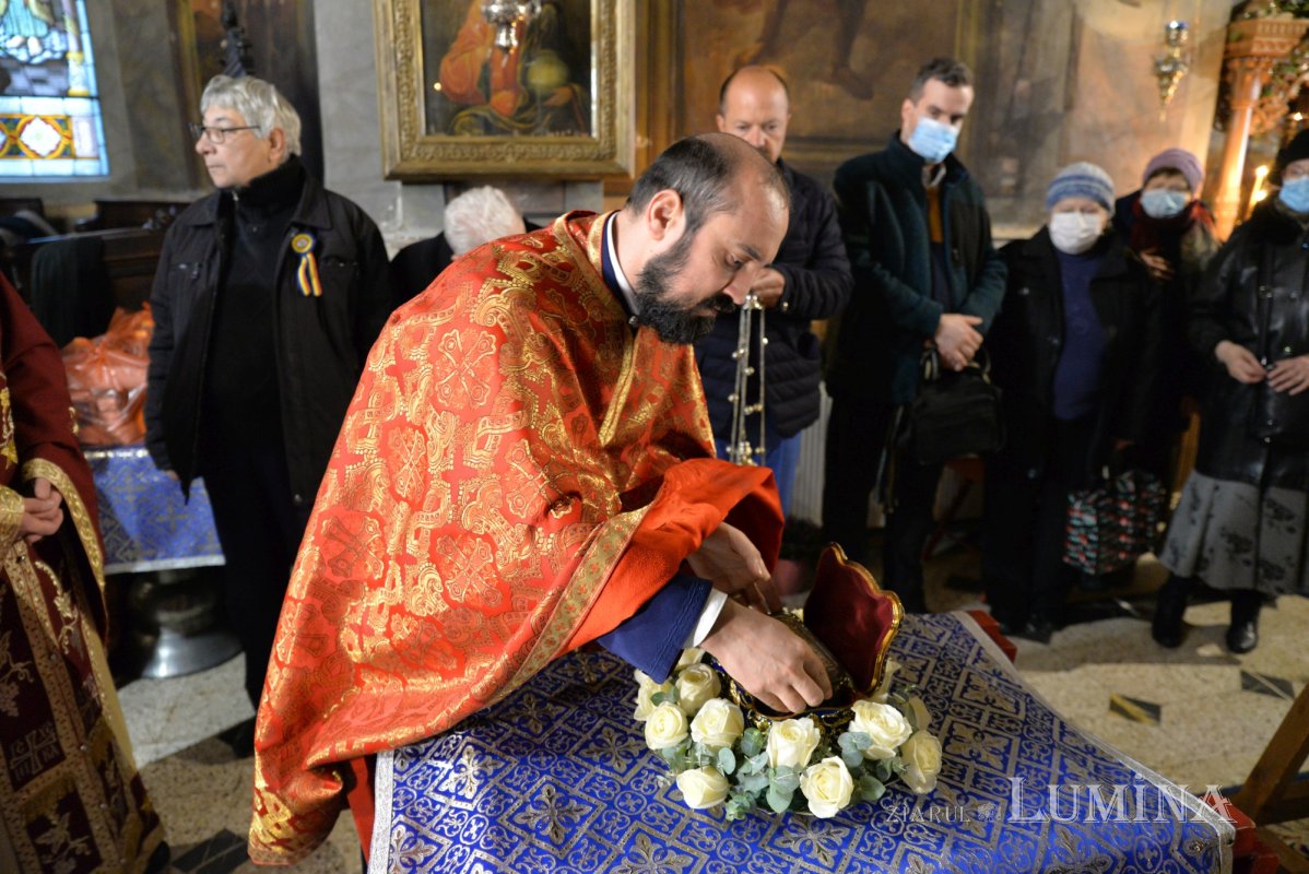 Procesiune cu moaștele sfântului ocrotitor la un lăcaș bucureștean 203075