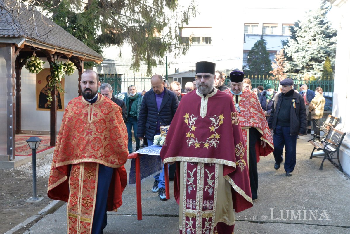 Procesiune cu moaștele sfântului ocrotitor la un lăcaș bucureștean 203079
