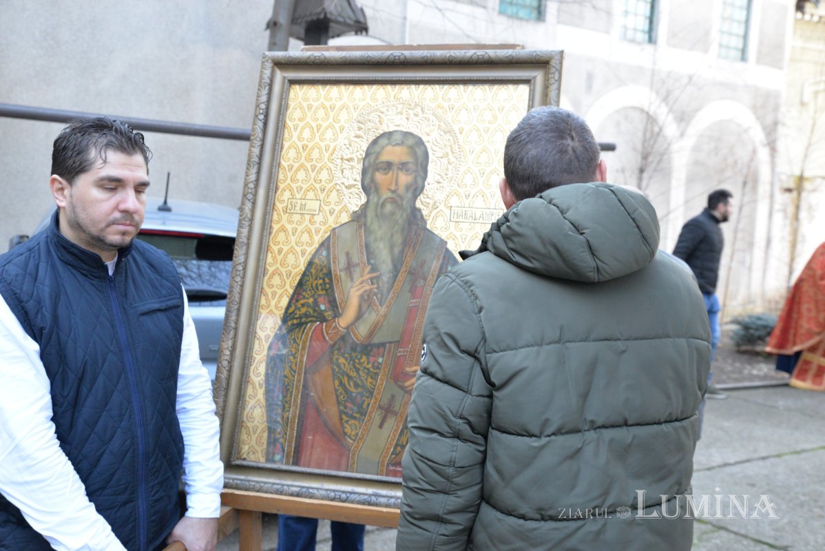 Procesiune cu moaștele sfântului ocrotitor la un lăcaș bucureștean 203080