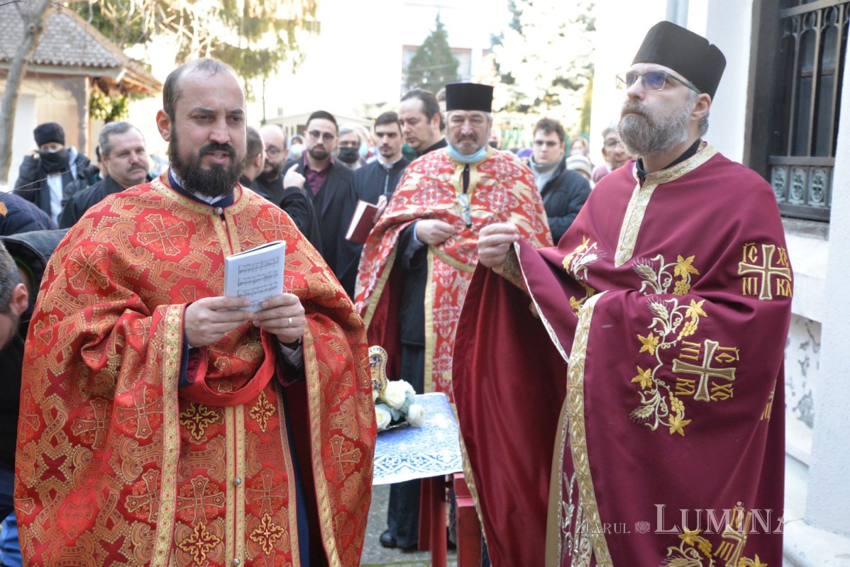 Procesiune cu moaștele sfântului ocrotitor la un lăcaș bucureștean 203081
