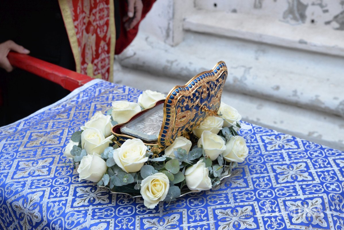 Procesiune cu moaștele sfântului ocrotitor la un lăcaș bucureștean 203082