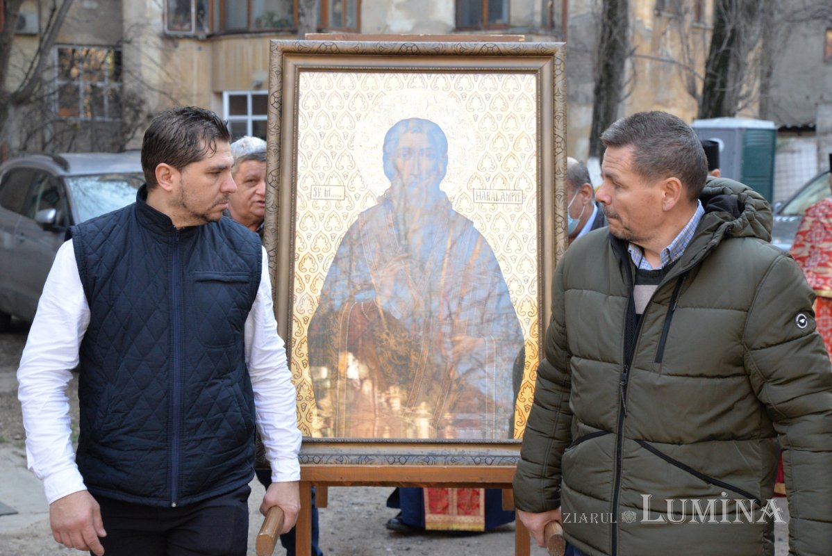 Procesiune cu moaștele sfântului ocrotitor la un lăcaș bucureștean 203083