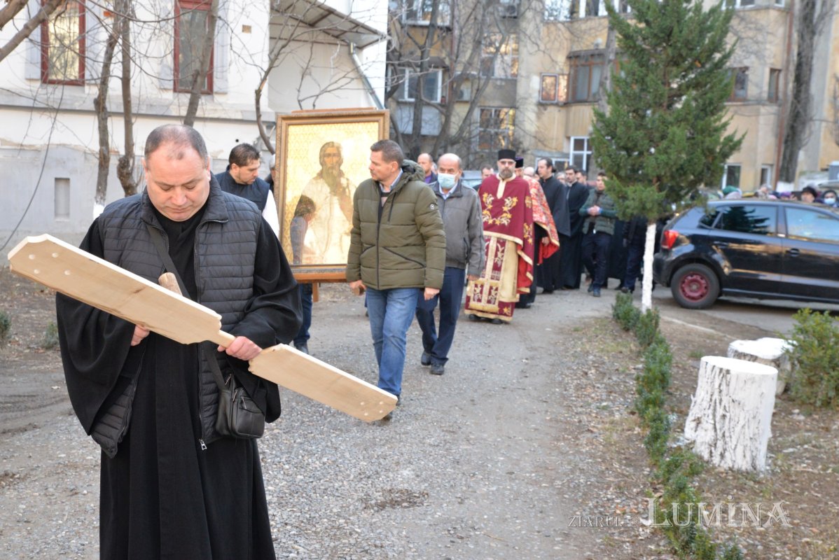 Procesiune cu moaștele sfântului ocrotitor la un lăcaș bucureștean 203086