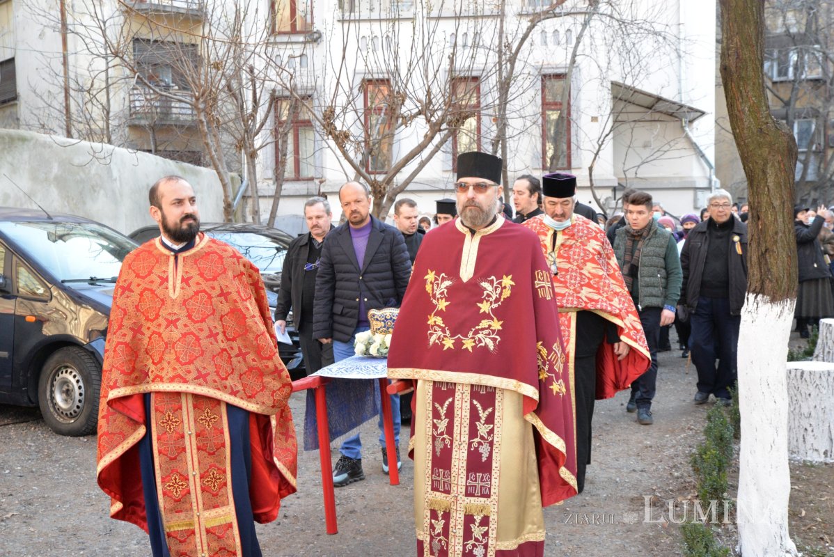 Procesiune cu moaștele sfântului ocrotitor la un lăcaș bucureștean 203087