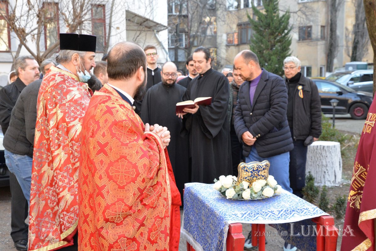 Procesiune cu moaștele sfântului ocrotitor la un lăcaș bucureștean 203088