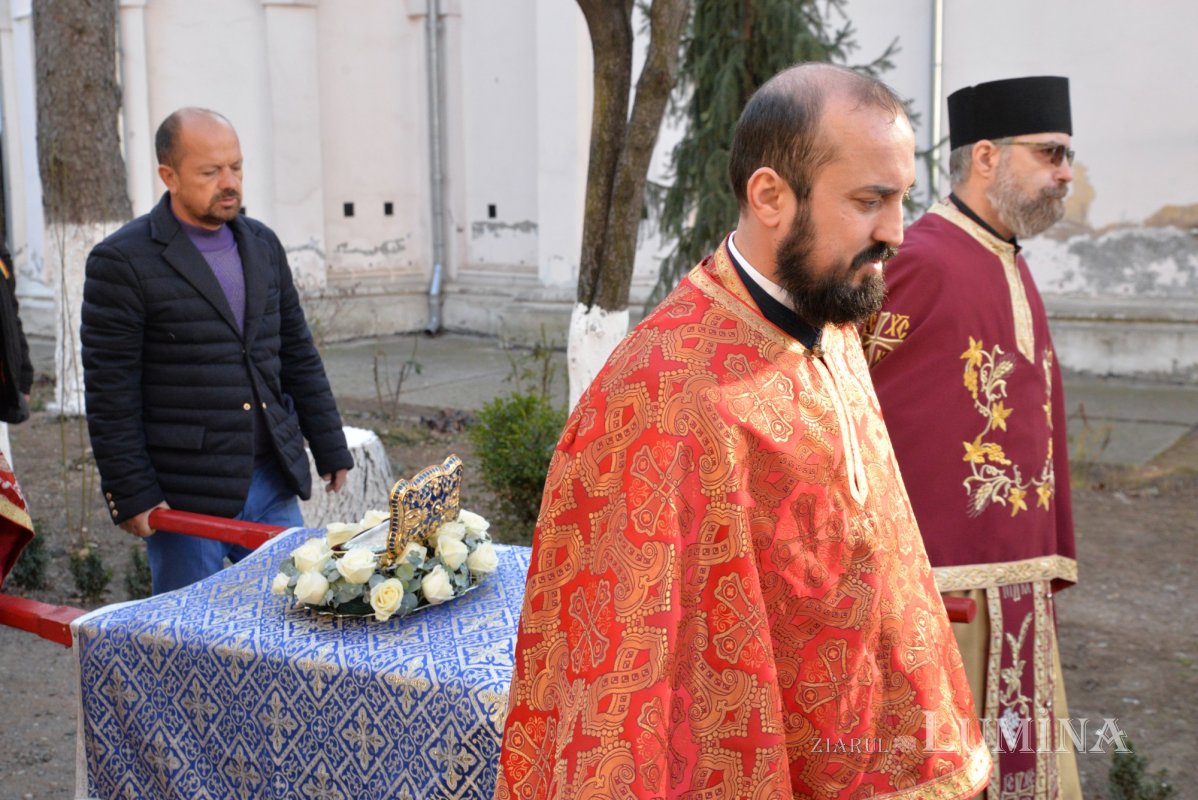 Procesiune cu moaștele sfântului ocrotitor la un lăcaș bucureștean 203089