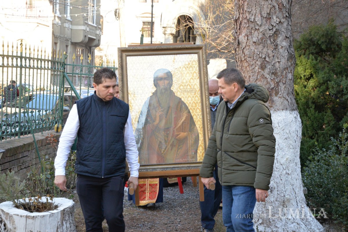 Procesiune cu moaștele sfântului ocrotitor la un lăcaș bucureștean 203090