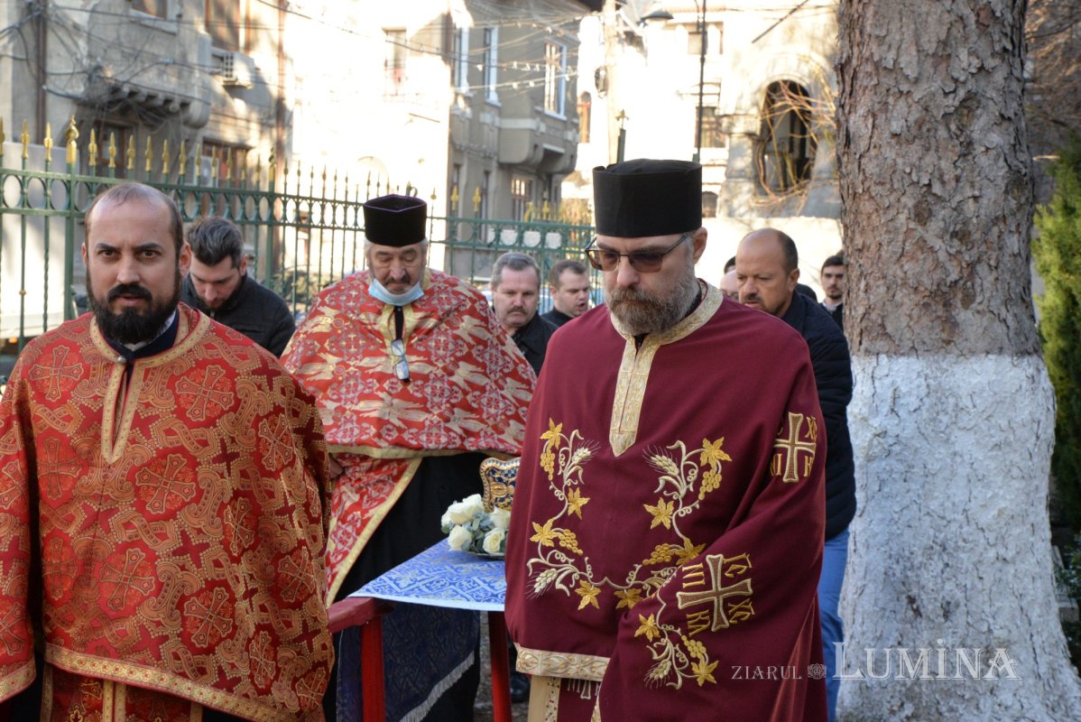 Procesiune cu moaștele sfântului ocrotitor la un lăcaș bucureștean 203091