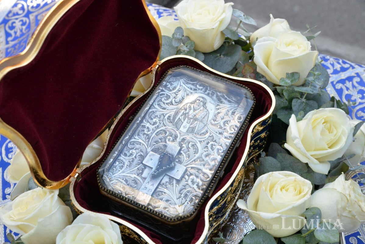 Procesiune cu moaștele sfântului ocrotitor la un lăcaș bucureștean 203092