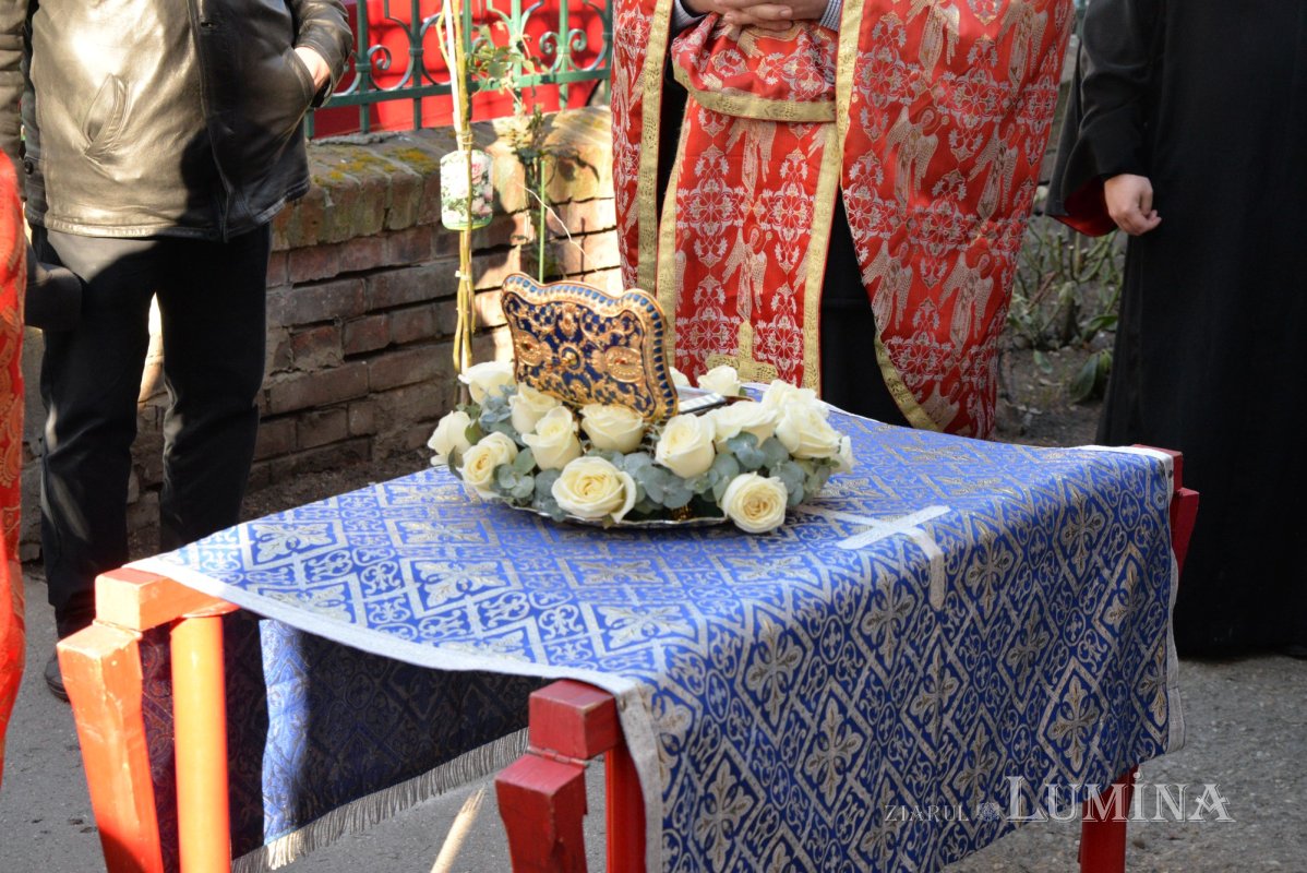 Procesiune cu moaștele sfântului ocrotitor la un lăcaș bucureștean 203093