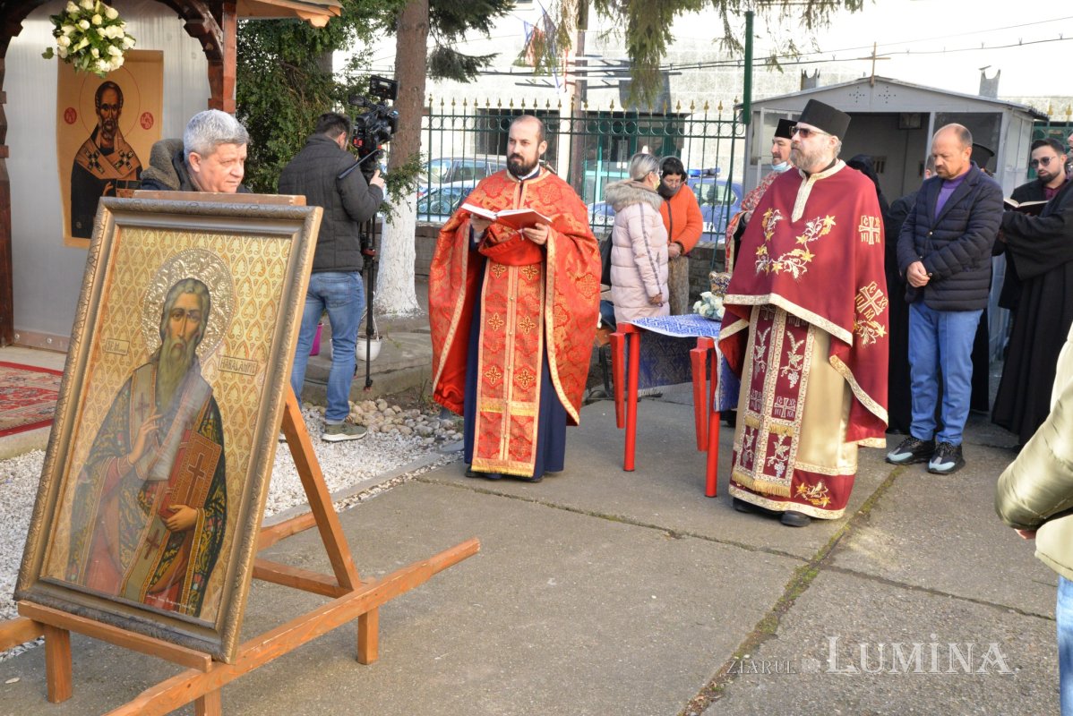 Procesiune cu moaștele sfântului ocrotitor la un lăcaș bucureștean 203094