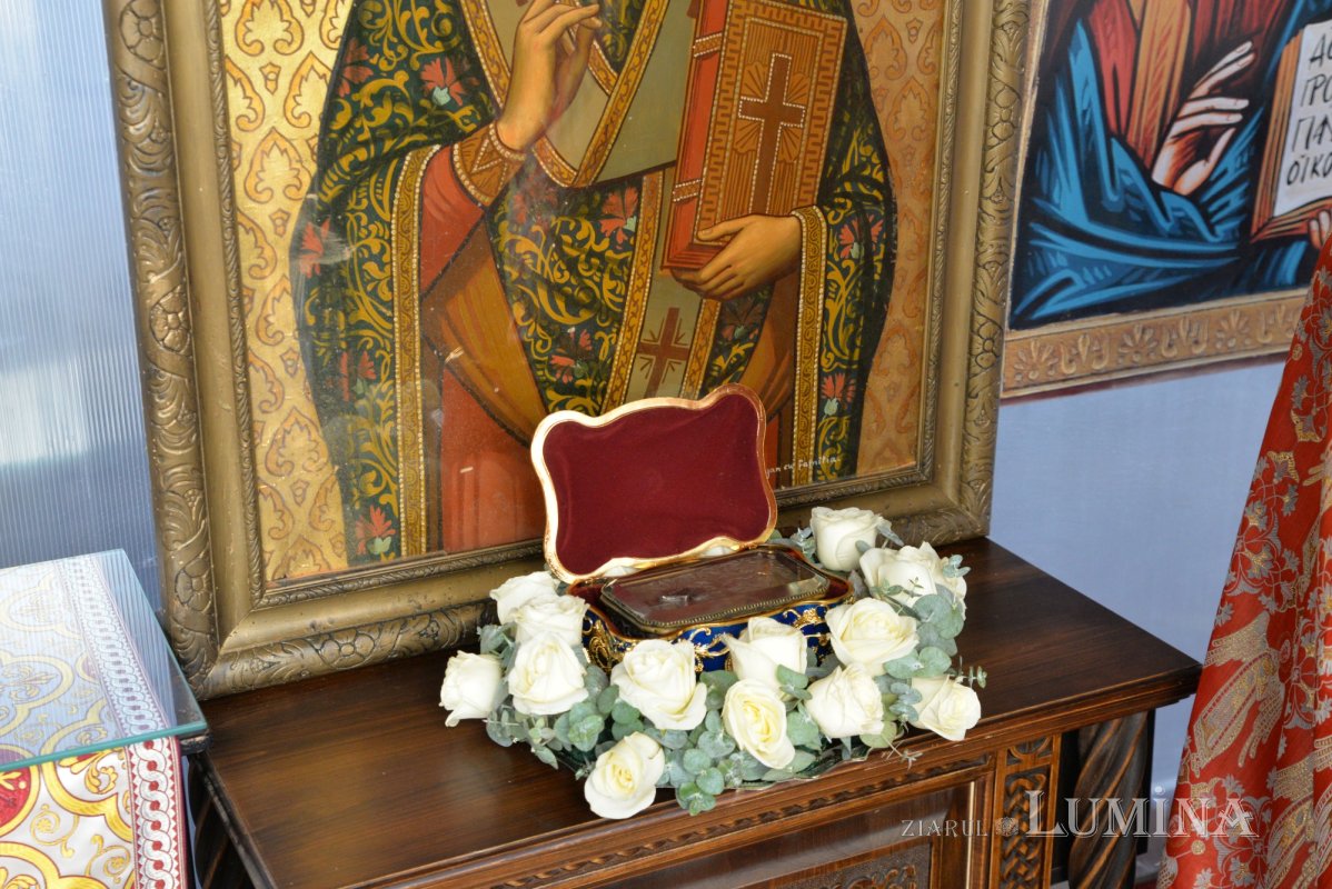 Procesiune cu moaștele sfântului ocrotitor la un lăcaș bucureștean 203096