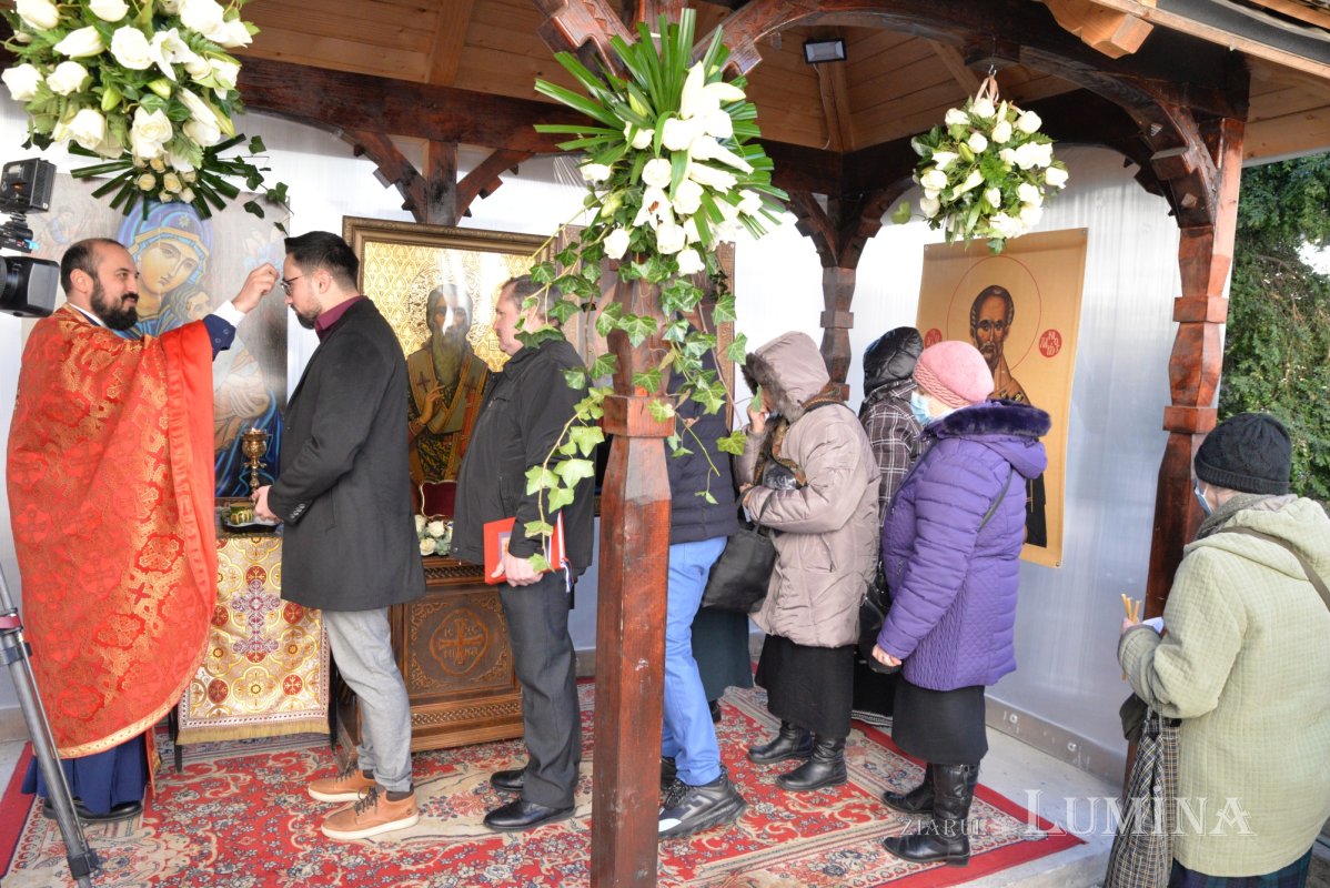 Procesiune cu moaștele sfântului ocrotitor la un lăcaș bucureștean 203101