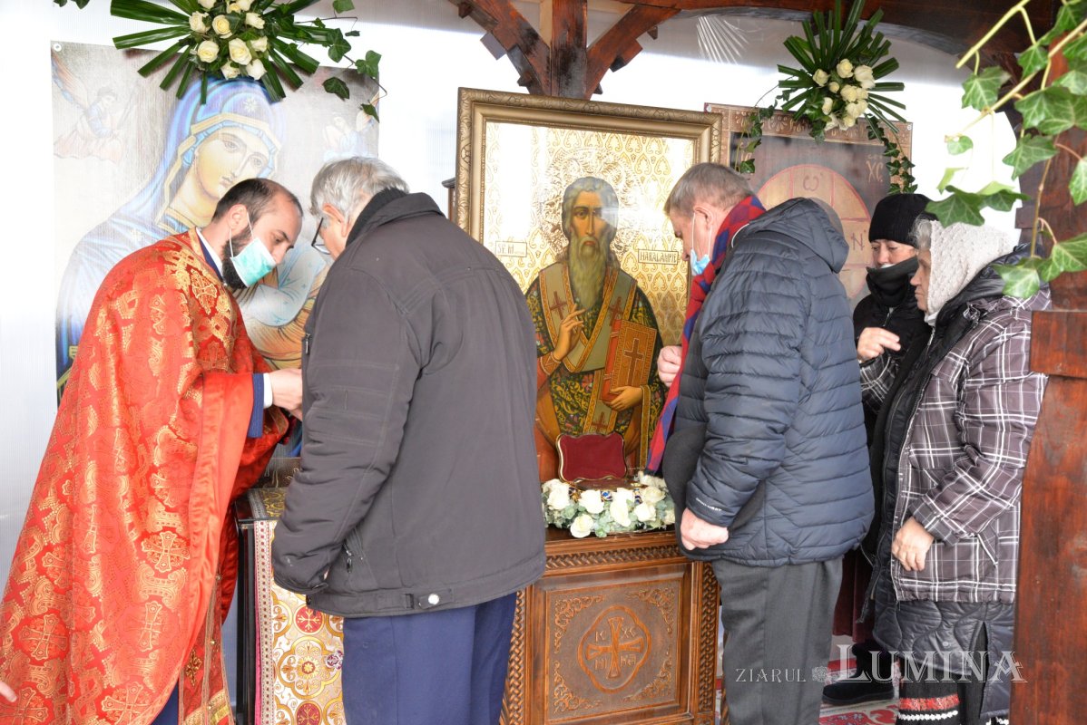 Procesiune cu moaștele sfântului ocrotitor la un lăcaș bucureștean 203102