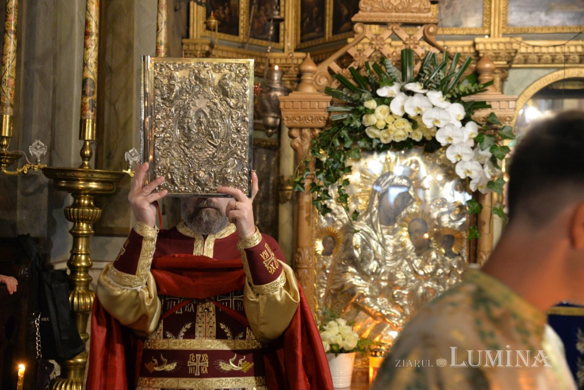 Procesiune cu moaștele sfântului ocrotitor la un lăcaș bucureștean 203107