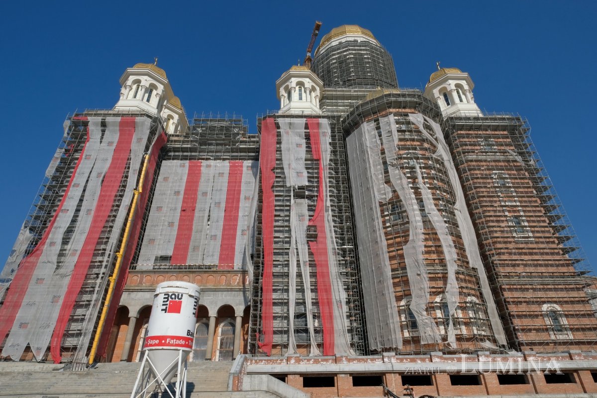 Au fost demontate schelele de pe turlele secundare ale Catedralei Naționale 203449