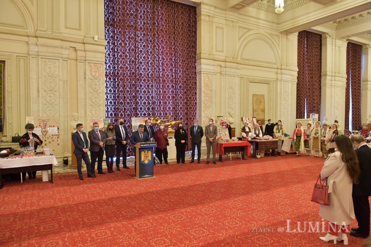 „Mărţişorul - Povestea unei tradiţii” la Parlamentul României   205007