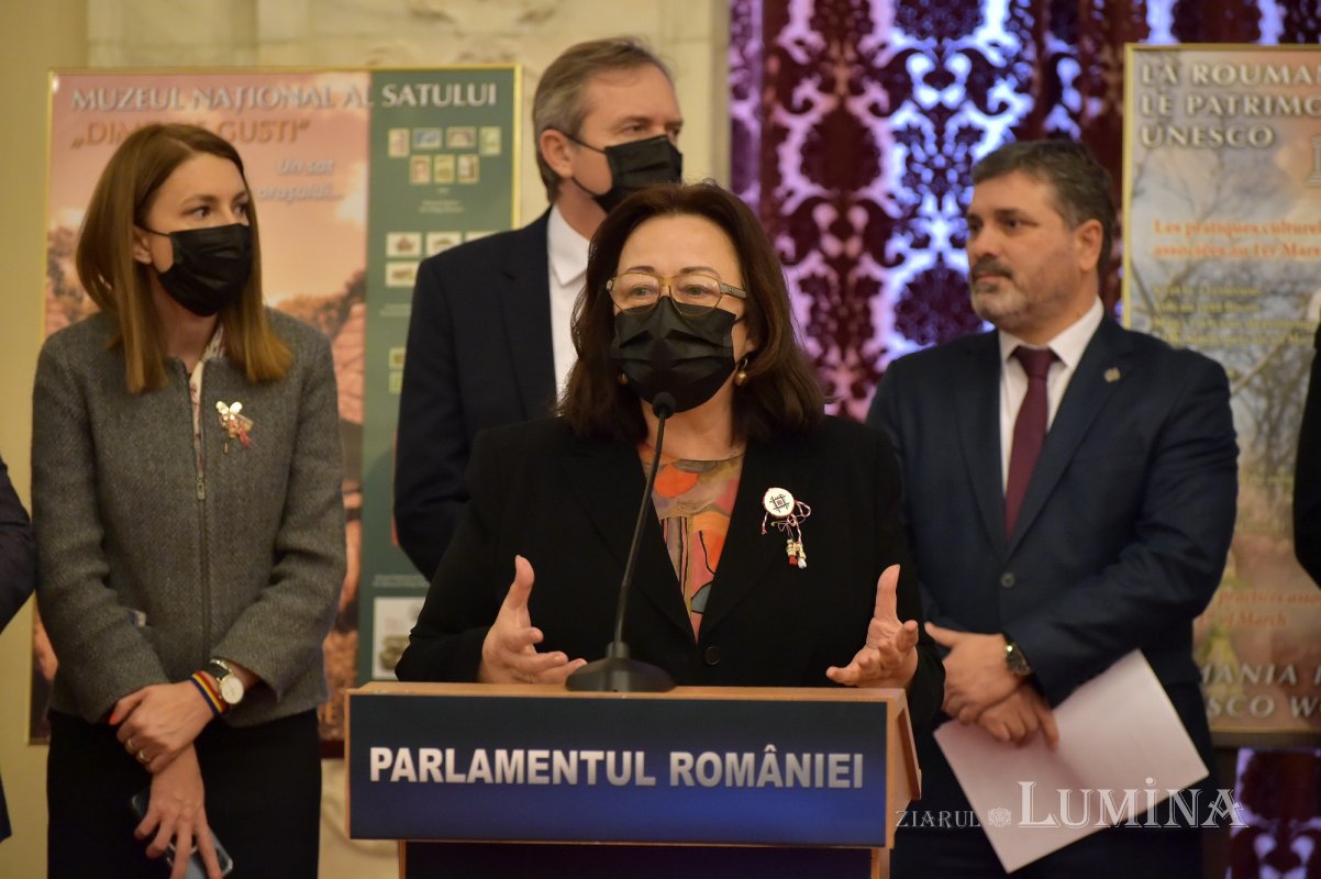 „Mărţişorul - Povestea unei tradiţii” la Parlamentul României   205008