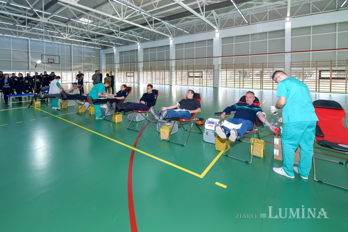 Jandarmii bucureșteni, implicați în campania „Donează sânge, salvează o viață!” 206583