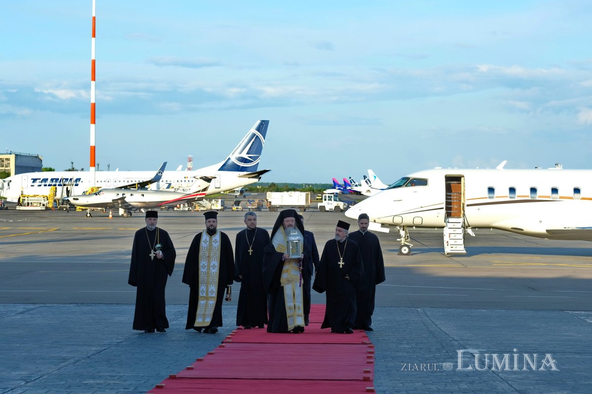 Sfânta Lumină a fost adusă și anul acesta în țara noastră  210852