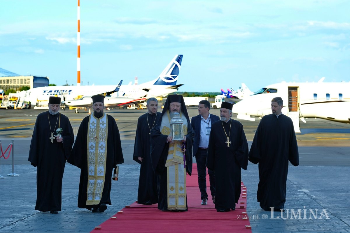 Sfânta Lumină a fost adusă și anul acesta în țara noastră  210853