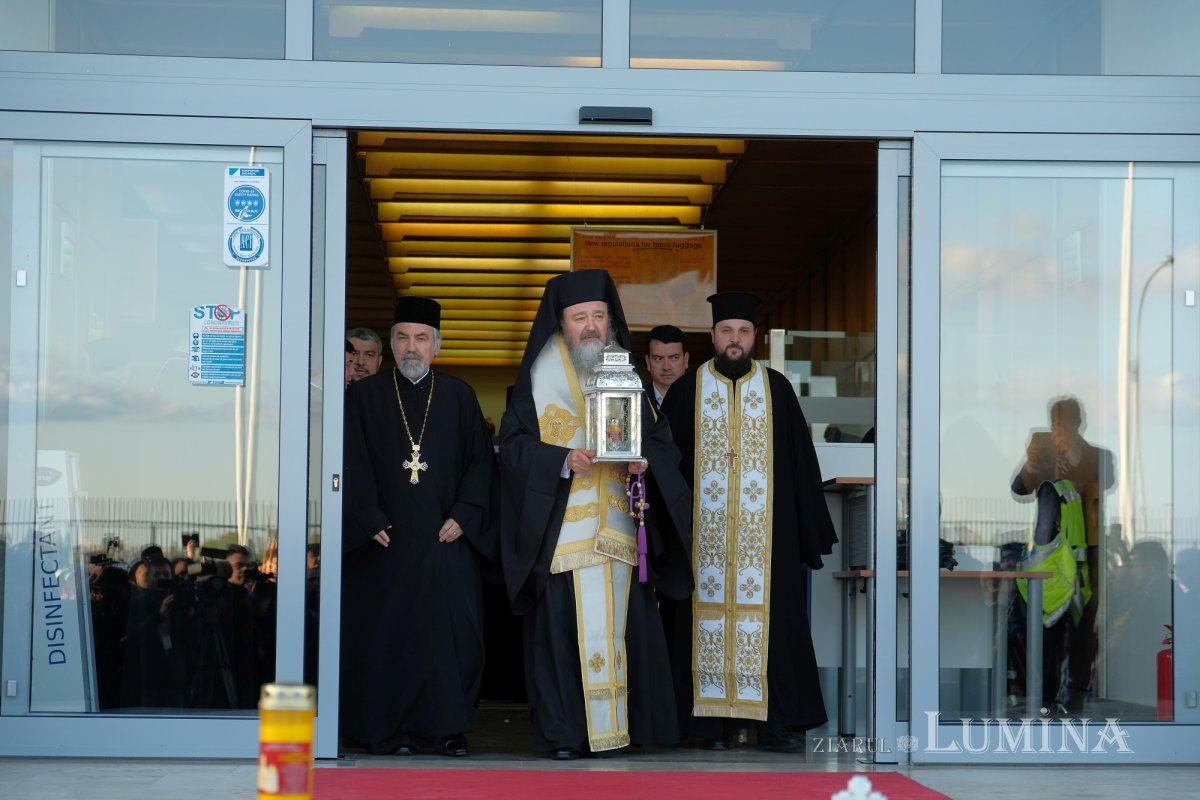 Sfânta Lumină a fost adusă și anul acesta în țara noastră  210854