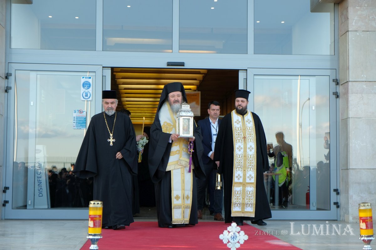 Sfânta Lumină a fost adusă și anul acesta în țara noastră  210855