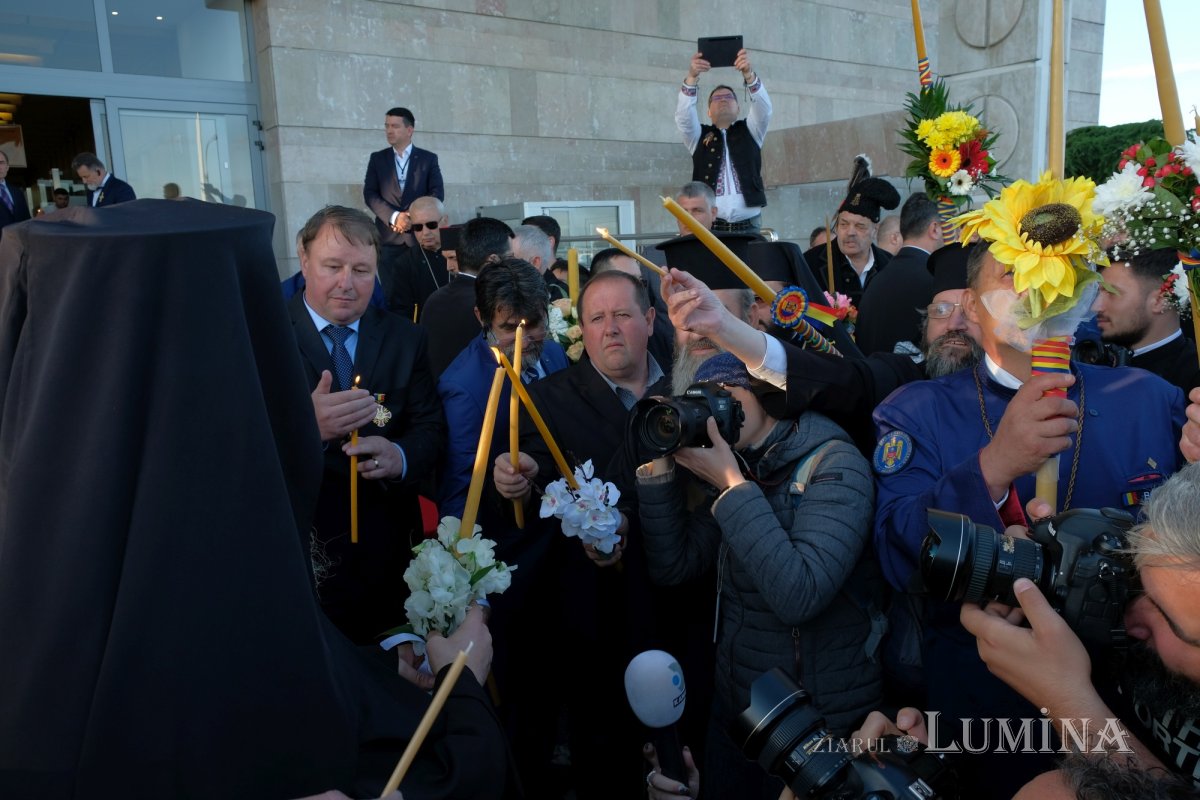 Sfânta Lumină a fost adusă și anul acesta în țara noastră  210862