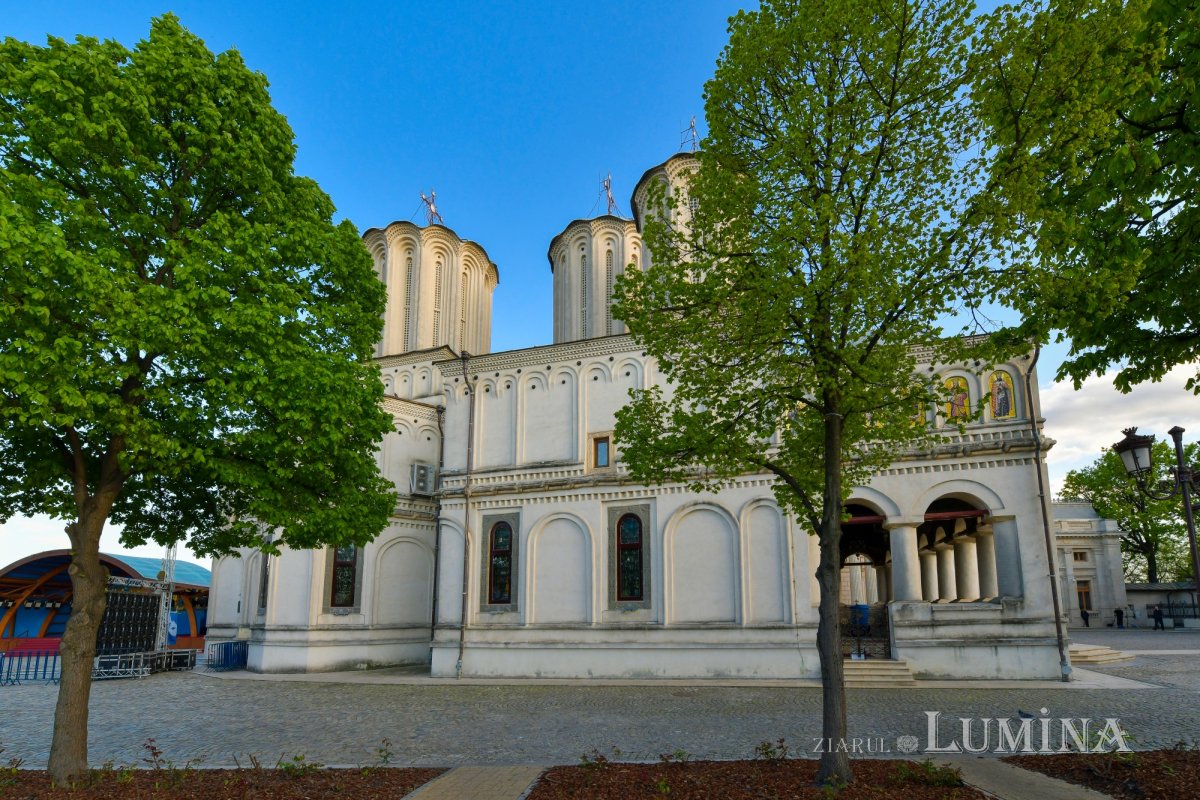 Sfânta Lumină a fost adusă și anul acesta în țara noastră  210891