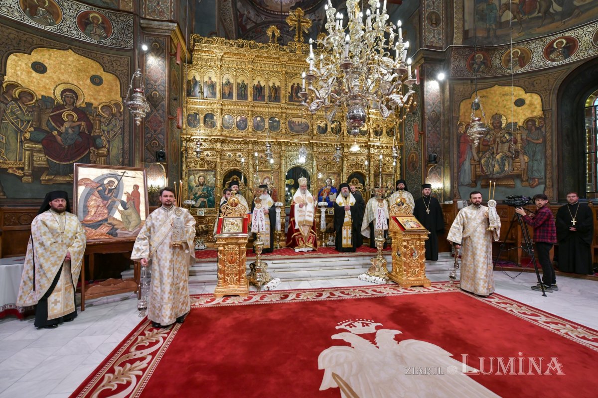 Sfânta Lumină a fost adusă și anul acesta în țara noastră  210894