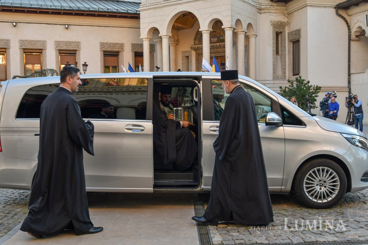 Sfânta Lumină a fost adusă și anul acesta în țara noastră  210895