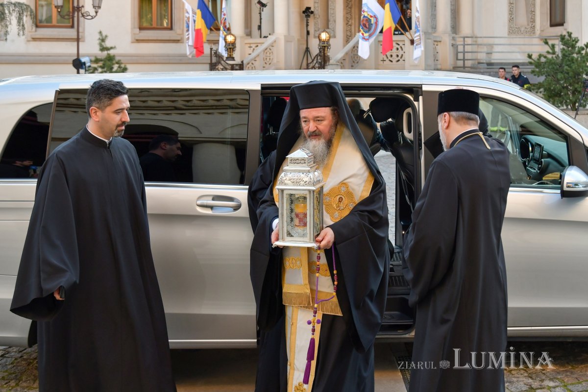 Sfânta Lumină a fost adusă și anul acesta în țara noastră  210896