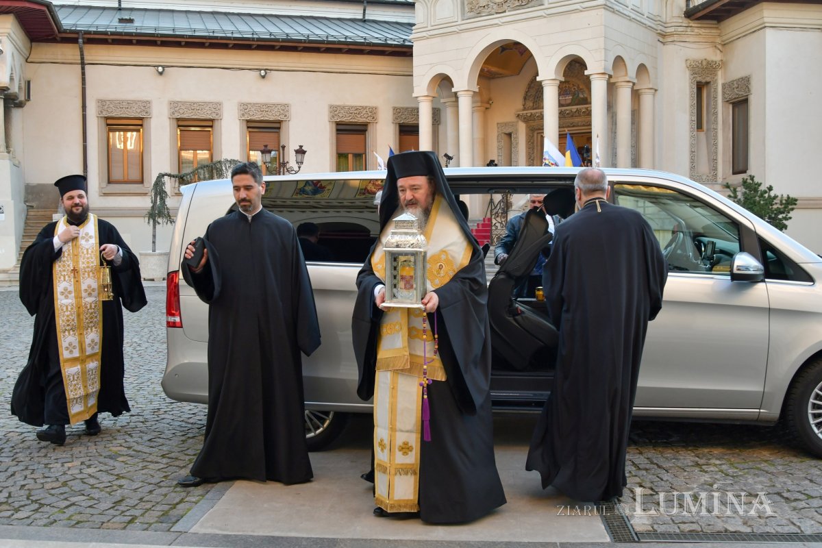 Sfânta Lumină a fost adusă și anul acesta în țara noastră  210897