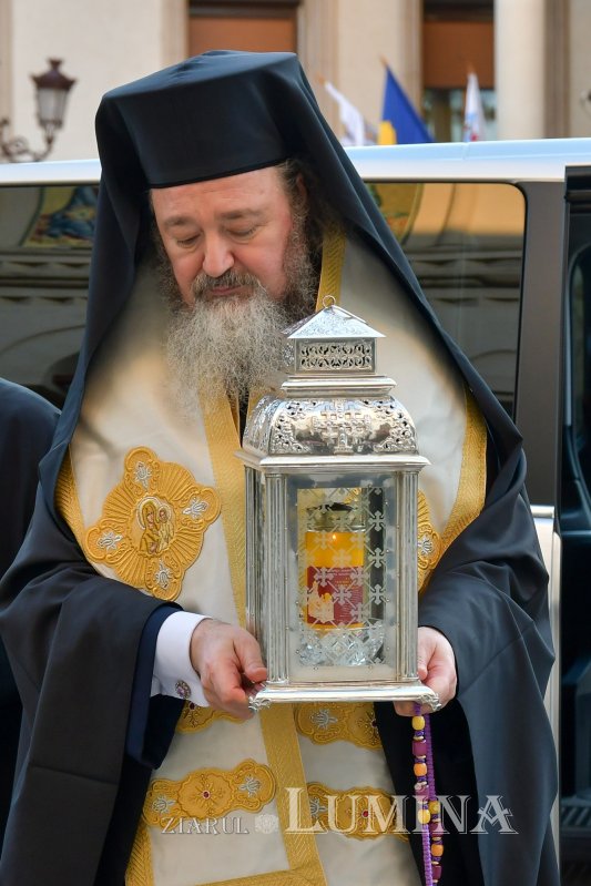 Sfânta Lumină a fost adusă și anul acesta în țara noastră  210898